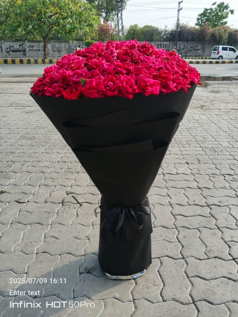 Luxury red rose bouquet with 150 flowers for anniversaries and romantic occasions in Pakistan