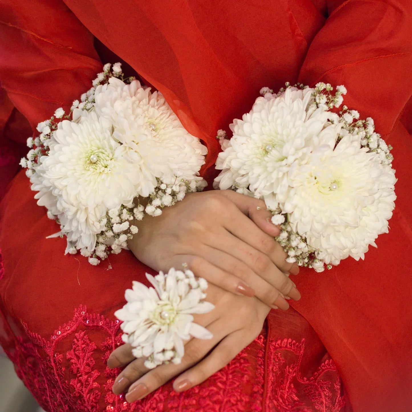 White Floral Jewelry Set Flower House